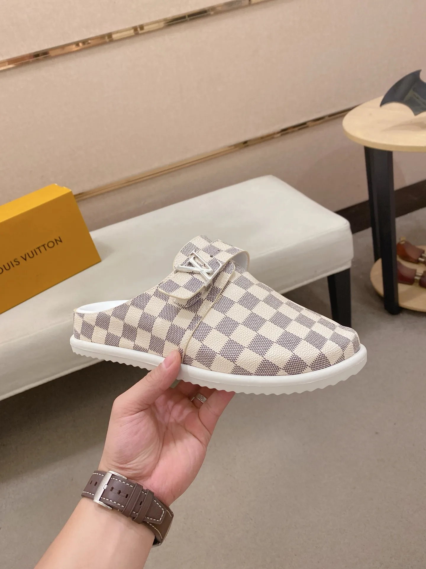 Men's shoes 💰: 360💰Made by LV🔍Top purchasing agents, men's spring and summer slippers are synchronized in the counters. The uppers are made of imported materials from Italy with logo graphics and high-quality craftsmanship. The soles: original soles specially provided by the original factory. The exclusive movable molded soles are super comfortable. Original goods follow the order, 🔍🔍high quality, you can enter and exit the counter at will. Welcome to compare, code number 38-44.